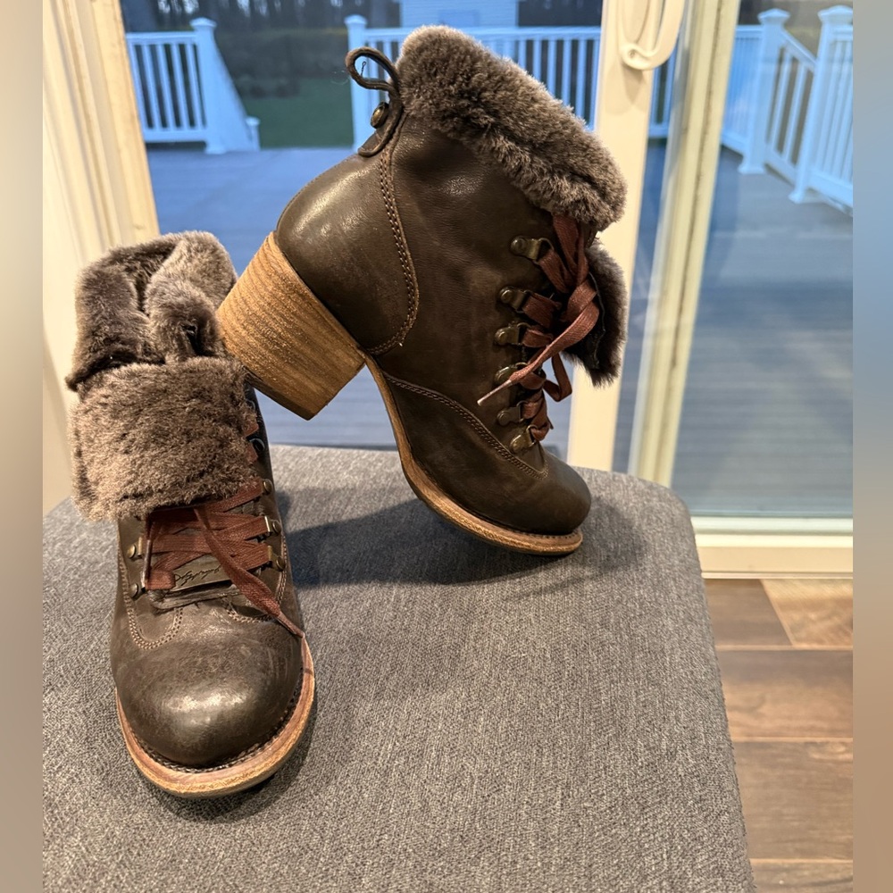 Frye Woman’s Vera Hiker Brown Leather Fur Lined Lace Up Boots 7B Fold Over EUC